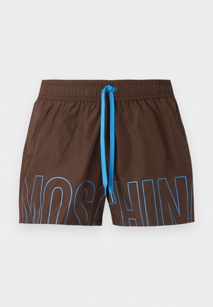 Brune badeshorts med blå snøre og store blå omridsbogstaver, der staver "MOSCHINO" på fronten.