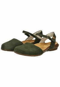 Zielone zamszowe baleriny z okrągłym noskiem i paskiem na kostce. Posiadają teksturowaną podeszwę oraz wyjmowaną wkładkę dla komfortu.