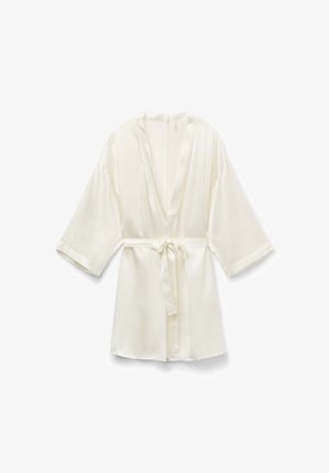 Witte kimono-stijl satijnen badjas met brede mouwen en een ceintuur gestrikt in de taille, getoond tegen een witte achtergrond.