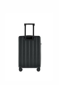 Czarna walizka z twardą skorupą, z pionowymi żłobieniami, wysuwanym uchwytem i czterema kółkami dla łatwej mobilności. Prosty, smukły design.