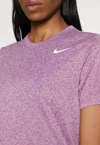 Nike Performance TEE - T-shirt desportiva - viotech heather/white
