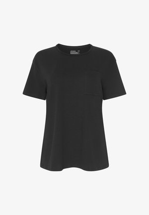 Sort kortærmet T-shirt med rund halsudskæring og en brystlomme. Lavet af blødt stof med en let løs pasform. Ingen mønstre eller dekorationer.