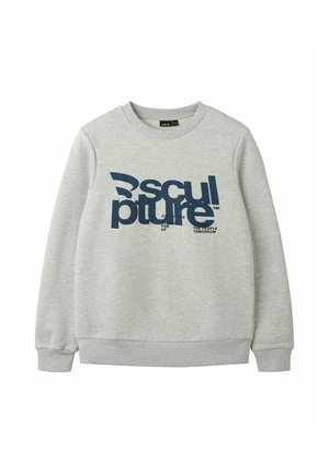 Sweat-shirt gris clair avec texte bleu marine déformé "Sculpture" et texte noir plus petit en dessous sur le devant, manches longues et poignets côtelés.
