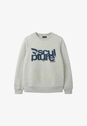Sweat-shirt gris clair avec texte bleu marine déformé "Sculpture" et texte noir plus petit en dessous sur le devant, manches longues et poignets côtelés.
