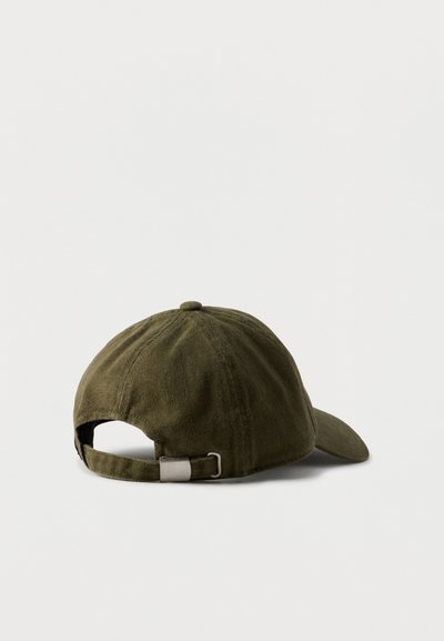 Καπέλο μπέιζμπολ από βαμβάκι σε ελιές πράσινο χρώμα με κυρτό γείσο, υφασμάτινη υφή και ρυθμιζόμενο λουράκι με μεταλλικό εξάρτημα στο πίσω μέρος.