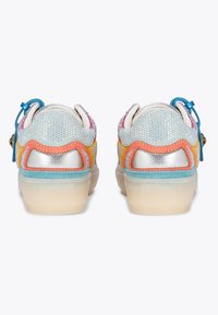 Baskets colorées avec une tige en maille argentée, des accents en cuir multicolore, et une semelle translucide ornée de détails matériels décoratifs.