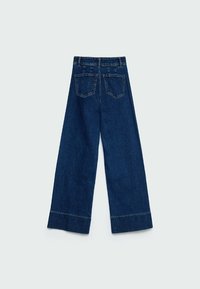 Jeans de denim de pierna ancha en azul oscuro, con dos bolsillos traseros y un dobladillo recortado. La tela tiene una textura suave con costuras en contraste.