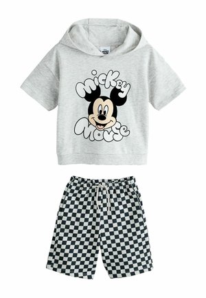 Lysegrå kortærmet hættetrøje med Mickey Mouse-ansigt og tekst, kombineret med sort-hvide ternede shorts med snøre.