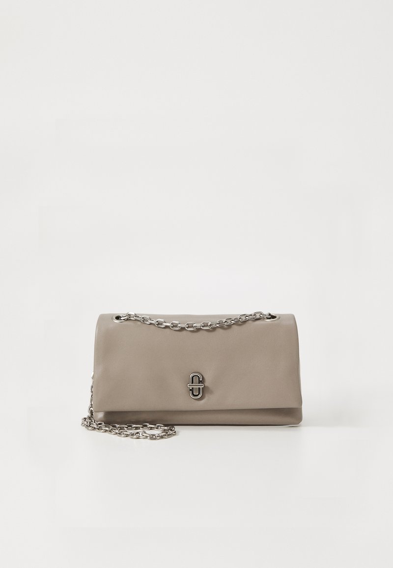 Bolsa de ombro em pele bege com uma alça de corrente prateada e detalhe de fecho frontal. Textura suave com formato retangular e design minimalista.