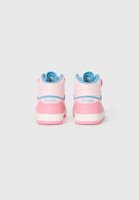 Et par rosa og lyseblå Kappa høyhælte sneakers vist fra baksiden på en ren hvit bakgrunn.
