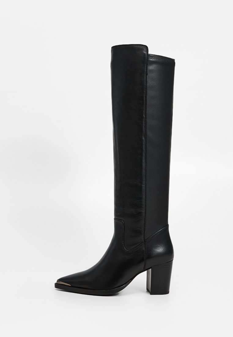 Schwarze knielange Lederstiefel mit spitzem Zeh und Blockabsatz, glatte Oberfläche, keine sichtbaren Verschlüsse, Seitenansicht vor weißem Hintergrund.