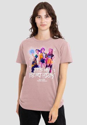 KPOP DEMON HUNTERS HUNTRIX ITS MY BIRTHDAY GROUP - Print T-shirt - pink
