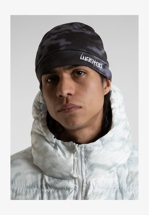 Must beanie peene mustriga ja valge logoga. Valge pufjakas, millel on tekstuuriline, pikseliseeritud disain. Lukk ja kõrge krae.