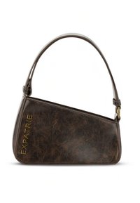 Brązowa torba na ramię z fakturowanej sztucznej skóry o geometrycznym kształcie. Złote logo "EXPATRIE" i zakrzywiony pasek na ramię.