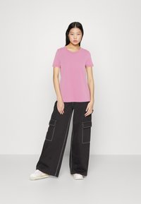 Vero Moda VMPAULA - T-shirts - bonbon