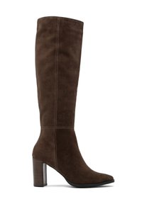 Brązowy zamszowy bot z cholewką sięgającą za kolano, zakończony spiczastym noskiem, z podwyższonymi przeszyciami i masywnym drewnianym obcasem. Gładka tekstura i minimalistyczny design.
