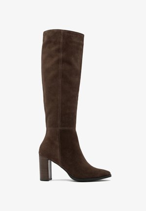 Brązowy zamszowy bot z cholewką sięgającą za kolano, zakończony spiczastym noskiem, z podwyższonymi przeszyciami i masywnym drewnianym obcasem. Gładka tekstura i minimalistyczny design.