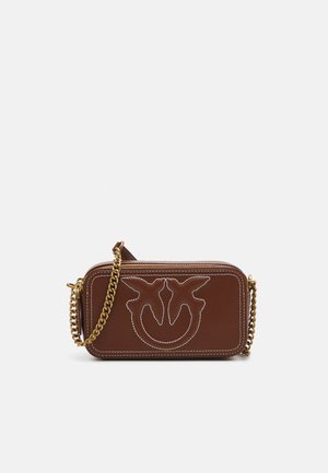 Borsa a tracolla in pelle marrone con logo in rilievo, tracolla in catena dorata e cuciture bianche a contrasto. Forma rettangolare, texture liscia.