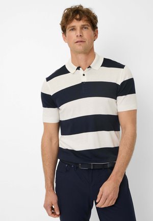 Poloshirt mit horizontalen Streifen in Marineblau und Weiß, kurzen Ärmeln, einem kragenähnlichen Ausschnitt und einer Knopfleiste mit drei Knöpfen.
