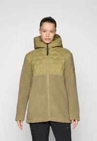Olivengrønn jakke med glidelås foran, med quiltet hette og teksturert fleece-kropp. Den har lange ermer og løs passform.