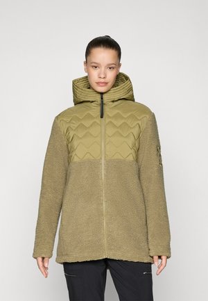 Olivengrønn jakke med glidelås foran, med quiltet hette og teksturert fleece-kropp. Den har lange ermer og løs passform.