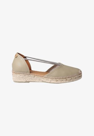 Espadrille en cuir vert clair avec semelle en jute tissée, brides croisées élastiques et design à bout rond. Fini texturé sur l'ensemble.