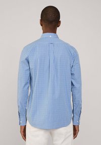 Blauw-witte geblokte shirt van katoen, met een button-down kraag, lange mouwen en een ronde zoom met zijplooien.