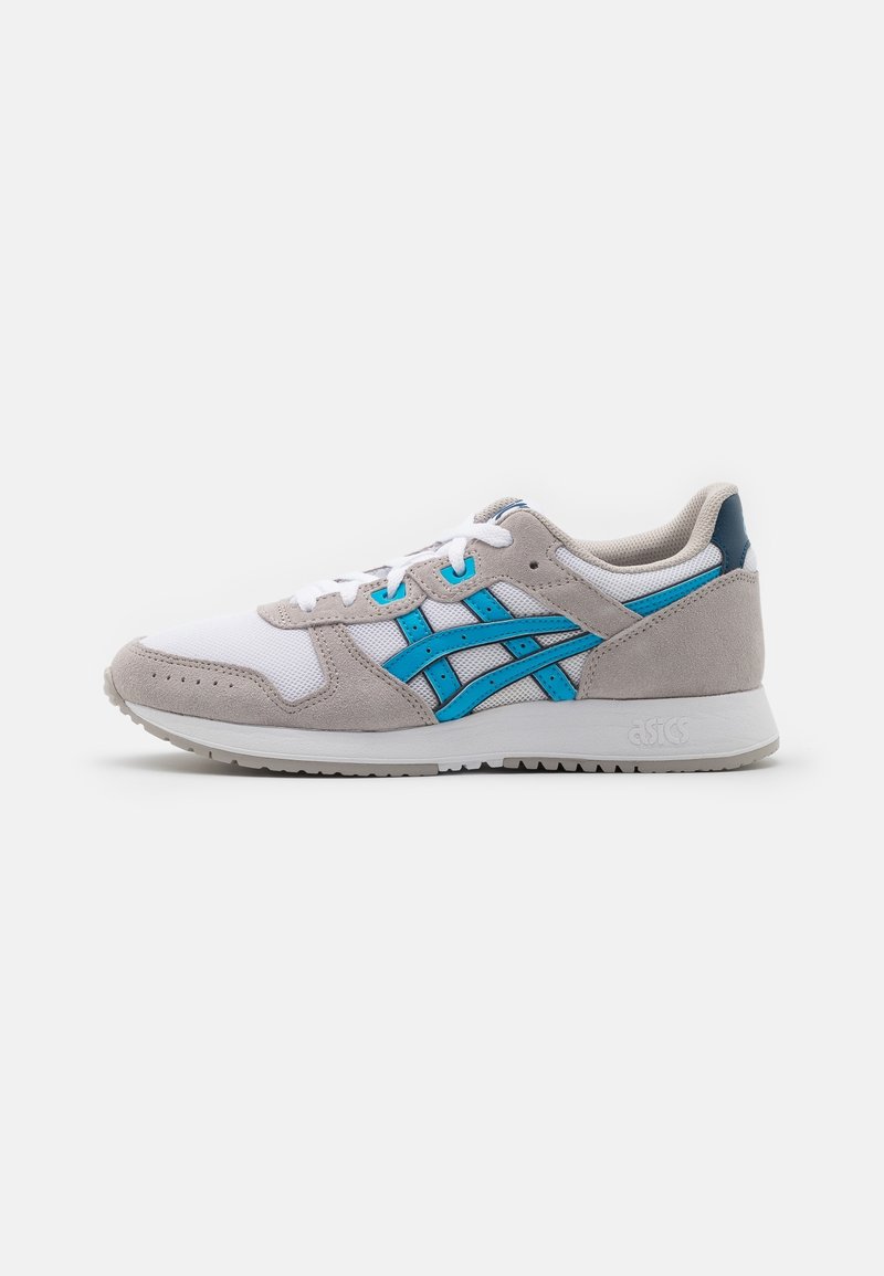 Chaussure de course gris clair et blanche avec des accents bleus, des lacets blancs et une semelle amortissante de la marque Asics vue du côté intérieur.