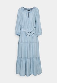 Ljusblå denimklänning med en volangkrage, långa puffärmar, en nyckelhålsutskärning och ett knytbälte i midjan. Har en flerlagers kjoldesign.