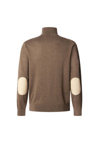 Smeđi pulover s visokim ovratnikom i dugim rukavima. Sadrži svijetle zakrpe na laktovima. Mekana tekstura, pridržavajući se dizajna.