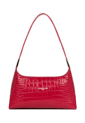 Sac à bandoulière en cuir rouge à texture crocodile avec une fine bandoulière et des accents métalliques, marqué Lancaster Paris au centre avant.