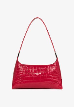 Sac à bandoulière en cuir rouge à texture crocodile avec une fine bandoulière et des accents métalliques, marqué Lancaster Paris au centre avant.