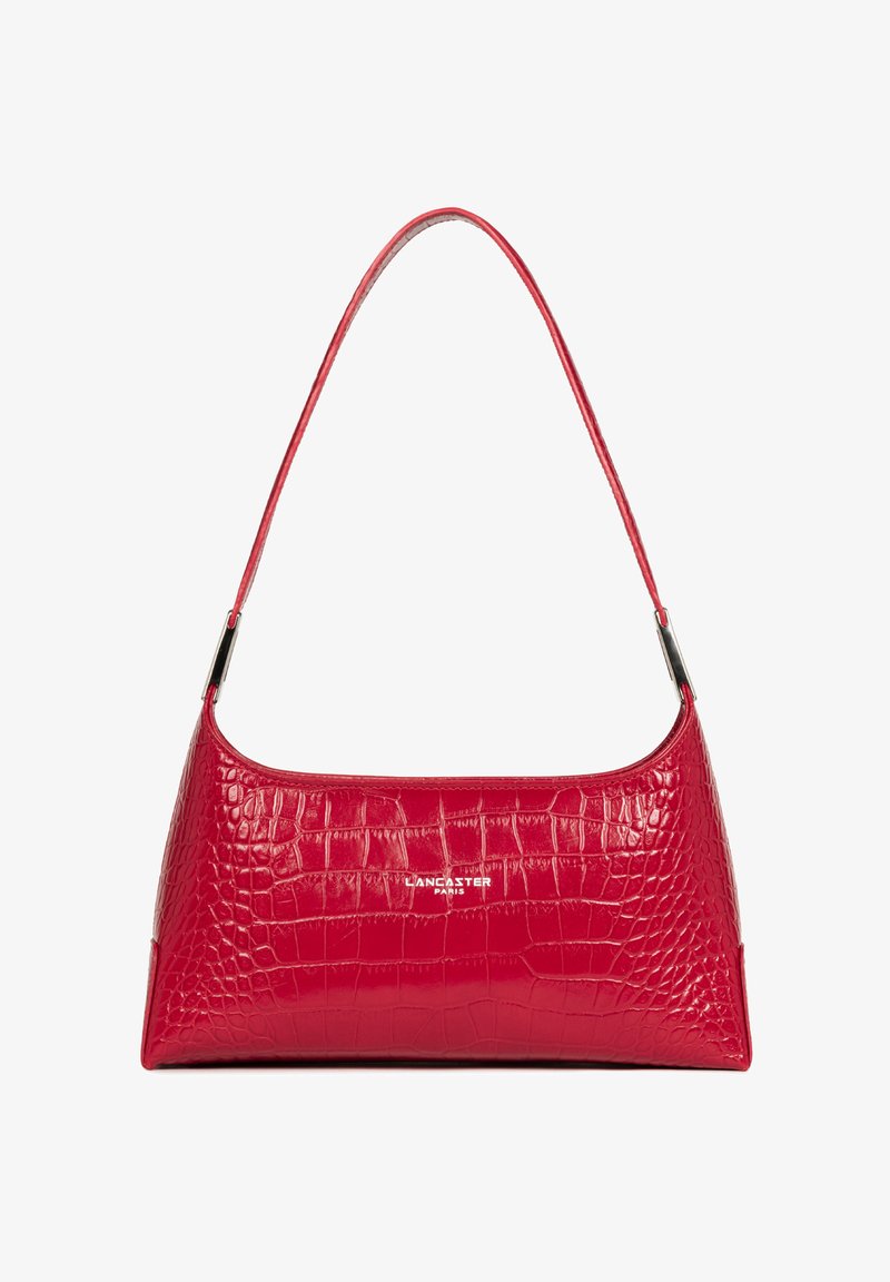Sac à bandoulière en cuir rouge à texture crocodile avec une fine bandoulière et des accents métalliques, marqué Lancaster Paris au centre avant.