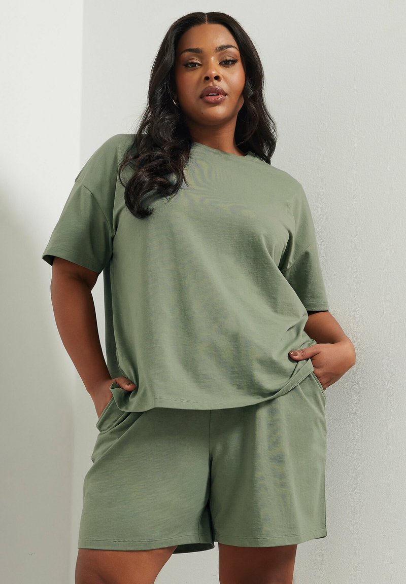 Olivgrön bomullsjersey-t-shirt med korta ärmar och avslappnad passform, i kombination med matchande shorts som har sidofickor.