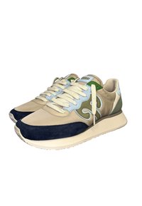 Sneaker beige con punta in suede blu navy, accenti verdi e blu, e lacci crema. Parte superiore in pelle liscia con dettagli testurizzati ai lati.