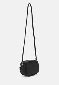 Borsa a tracolla rettangolare nera con superficie texturizzata, tracolla regolabile e chiusura con zip, caratterizzata da un accento in catena argentata.