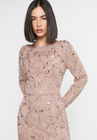 Maryisa EMBELLISHED SEQUINS - Maksimekko - taupe blush