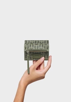 Portafoglio verde con motivo, realizzato in materiale sintetico, dotato di chiusura con zip e tracolla rimovibile, con una texture liscia e dettaglio con logo.