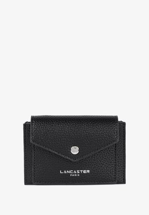Portafoglio in pelle nera con finitura testurizzata, dotato di una patta triangolare, chiusura a pressione silver e logo "LANCASTER PARIS" impresso sul davanti.