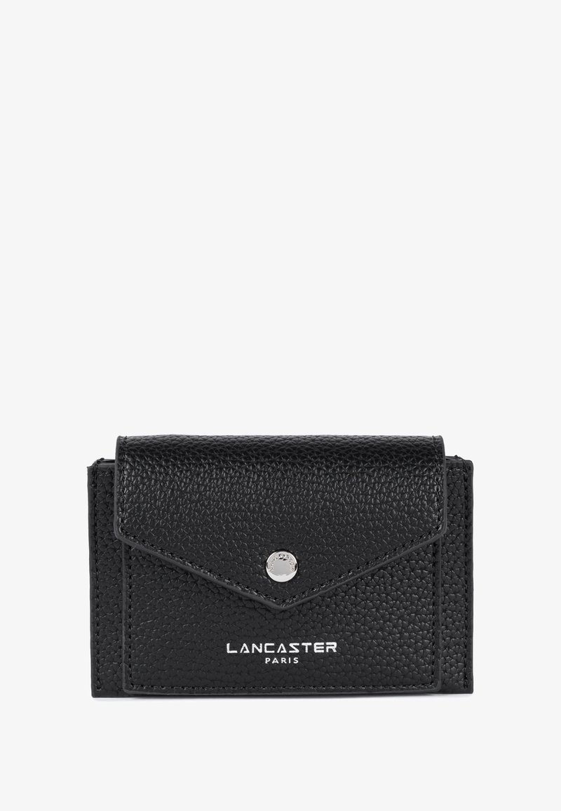 Zwart leren wallet met een gestructureerde afwerking, voorzien van een driehoekige klep, een zilveren drukknoopsluiting en het reliëflogo "LANCASTER PARIS" aan de voorkant.