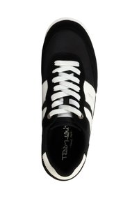 Sneaker neri con lacci bianchi e tre strisce bianche di lato. Materiale scamosciato e sintetico, punta arrotondata, suola testurizzata.