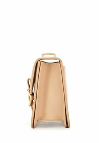 Beżowa skórzana torebka o uporządkowanym kształcie, z uchwytem w kolorze złotym i zapięciem z boku. Teksturowane wykończenie z precyzyjnymi szwami.