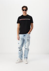 Tommy Hilfiger CHEST STRIPE TEE - Tričko s potlačou - black