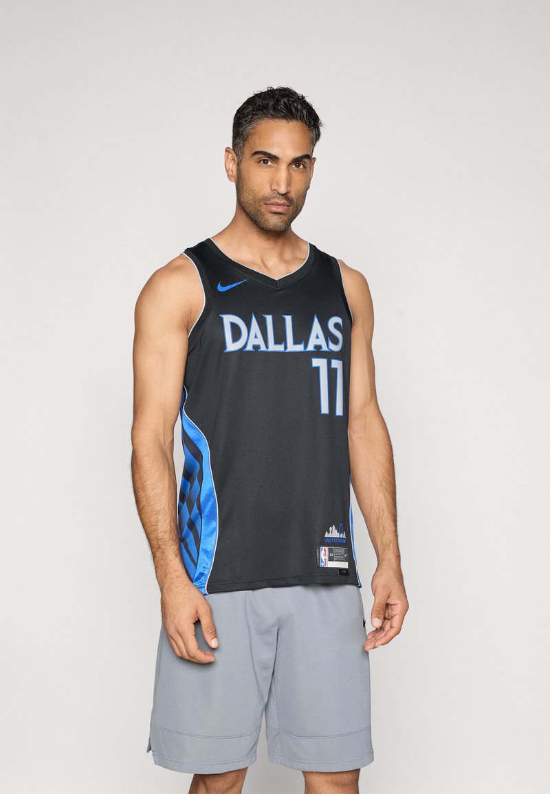 Schwarzes Basketballtrikot mit blauen Akzenten, mit "DALLAS" und "11" in fetter Schrift, aus Mesh-Gewebe gefertigt. Die Shorts sind hellgrau.