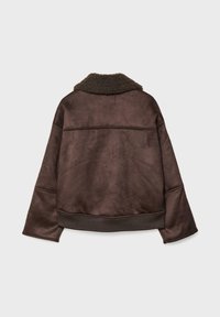Giacca in finta suede marrone con un collare morbido e testurizzato. Presenta un orlo a coste, spalle scese e dettagli minimi sul retro.