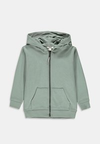 Zelená bavlněná mikina na zip s velkou kapucí, předními kapsami, žebrovanými manžetami a hladkou strukturou. Obsahuje malou logo aplikaci poblíž ramene.