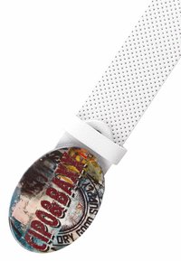 Weißer perforierter Leder Gürtel mit einer ovalen, bunten Metallschnalle, die Text und abstrakte Designs zeigt und einen Mixed-Media-Effekt präsentiert.