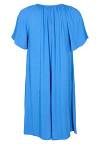 Blå klänning med korta, vida ärmar, en rynkad halsringning och A-linjeformad silhuett i ett lätt och mjukt tyg.