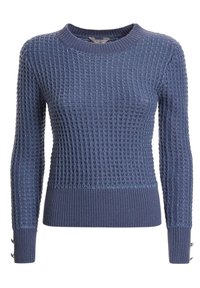 Pull en tricot bleu texturé avec manches longues, poignets et ourlet côtelés, et encolure ronde.