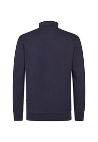 Granatowy sweter z wysokim kołnierzem, z teksturowanym wzorem w romby i ściągaczami. Gładka tkanina, standardowy krój, gładki widok z tyłu.